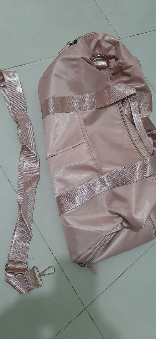 Mua 2 cái nhưng 1 cái thiếu miếng lót quai đeo, mình đã đt tiki gần 1 tuần vẫn chưa thấy phản hồi. Túi đẹp đường may chắc chắn, thiết kế rất tiện dụng,nhưng cách làm việc của shop mình không hài lòng.