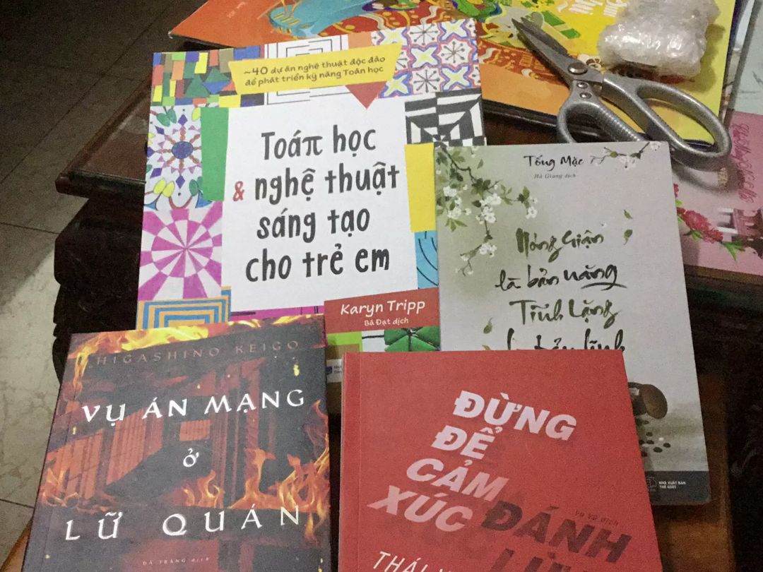 Mình chưa có thời gian xem nên tạm đánh giá dựa trên hình thức trước. Sách hơi bụi, giao nhanh, giá khá cao so với độ dày.