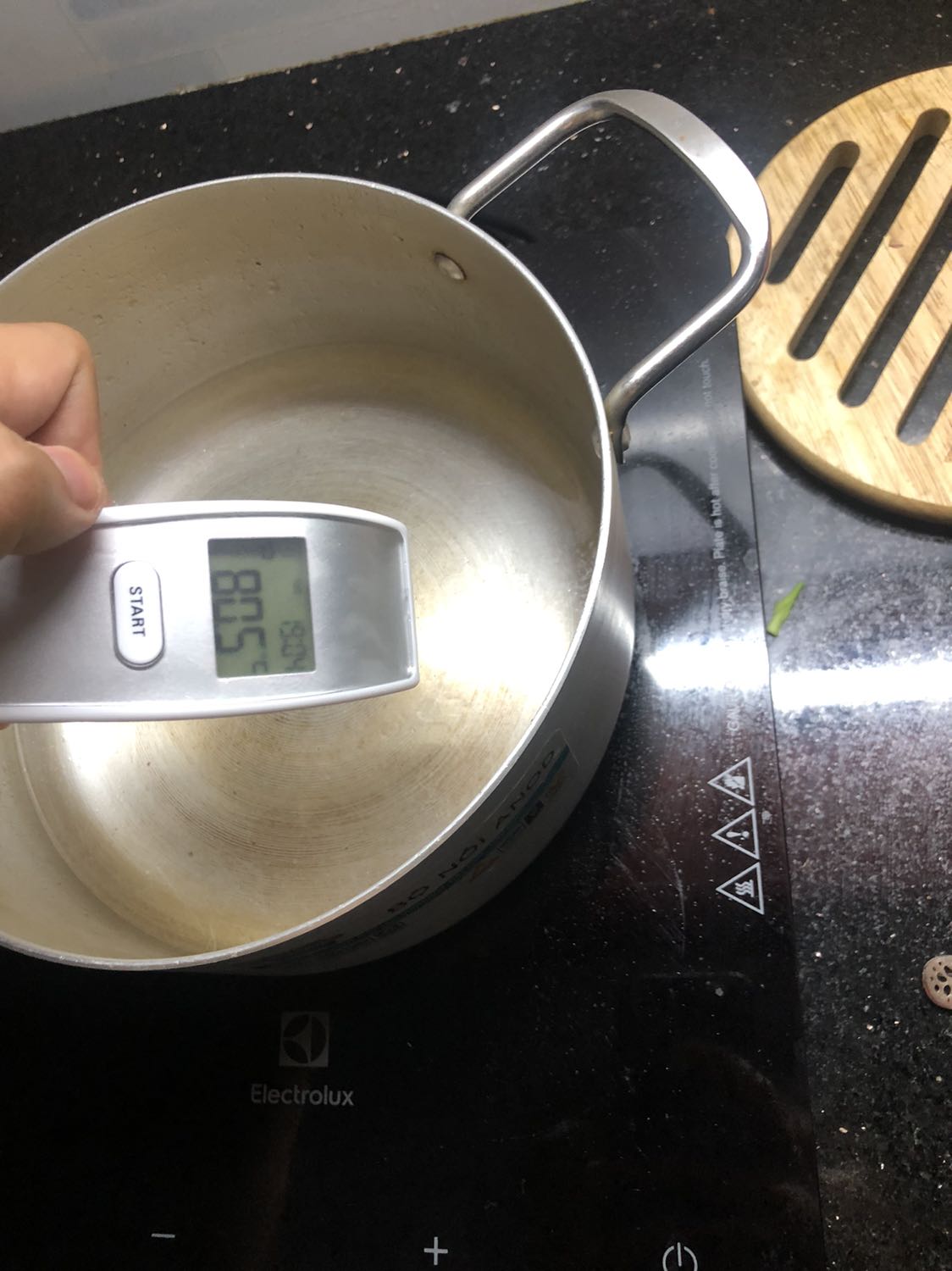 Đo nhiệt độ ở trán được tầm 36-37 độ. Đo nhiệt độ nước đang sôi chỉ được khoảng 90 độ, vừa tắt bếp đo lại còn khoảng 80 độ. Shop giải thích như vậy là bình thường, cá nhân mình thấy chưa thoả đáng. Không yên tâm khi dùng kiểm tra nước, sữa cho con!