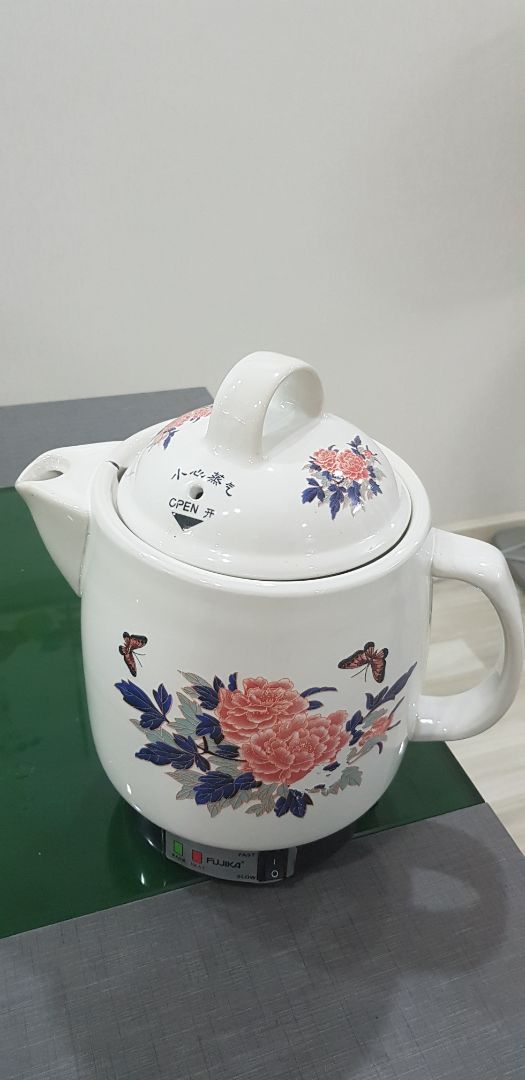 Bình rất đẹp, sứ dày lắm và màu sắc hoa văn cũng rõ ràng. Có chế độ sắc nhanh thì chỉ cần 45 phút là nấu xong và chuyển sang chế độ hâm luôn. Đặc biệt là khi nấu với 3 hoặc 3,5 chén nước đến lúc chuyển sang chế độ hâm thì mình chắt ra đúng 1 chén thuốc như lời dặn luôn nên khá tiện và ko phải lo bị cạn thuốc. Nhân viên giao hàng Tiki cũng dễ thương. Mình chấm 5 sao cho cả hàng và người giao.