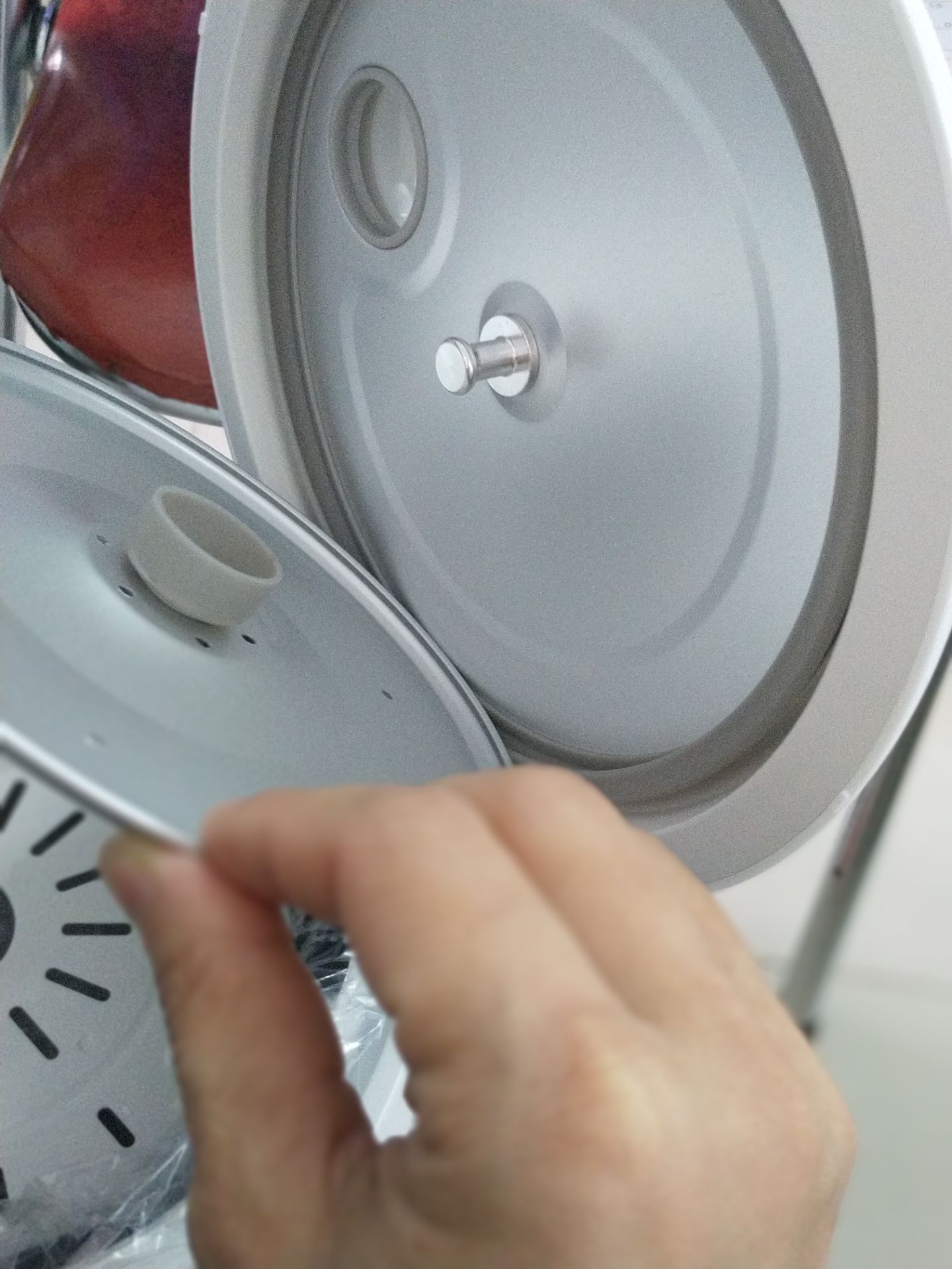 cái nồi nhỏ xinh, dùng nấu cho 1 đến 2 người.mình nhận hàng có đủ vỉ hấp, dây cắm, muỗng xúc cơm. Nồi không có khay hứng nước nhé. Có 2 chế độ nấu cơm và hấp, mình chưa nấu thử nên chưa biết thế nào, ko biết lớp chống dính có được bền lâu không hay một thời gian bị bong xước, nếu nó bị lỗi vậy mình sẽ đăng nhận xét lại cho cả nhà biết nhé.
Có điều nữa là mình ko thấy phiếu bảo hành, cũng không thấy mã nào để đăng ký bảo hành hết á, nếu mà cần bảo hành thì làm sao nhỉ? vẫn là phải gọi qua hỗ trợ Tiki phải không nhỉ?