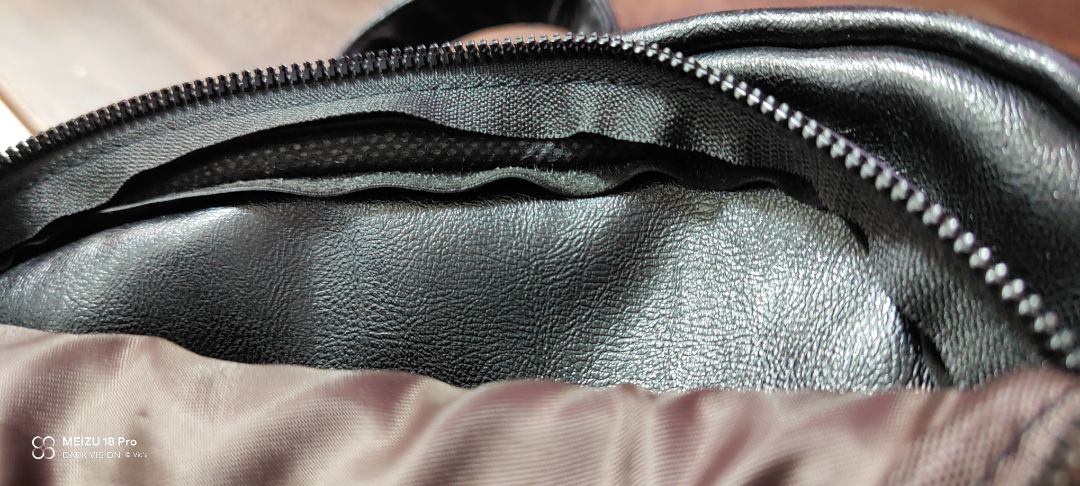 Trước khi mua đã trao đổi kỹ, shop khẳng định là da thật 100%, chỉ phủ lớp keo để chống nước. Nhưng khi nhận hàng thì rõ ràng là da PU, vad sau khi dùng đc 2 tháng thì tróc cả ra thế này.