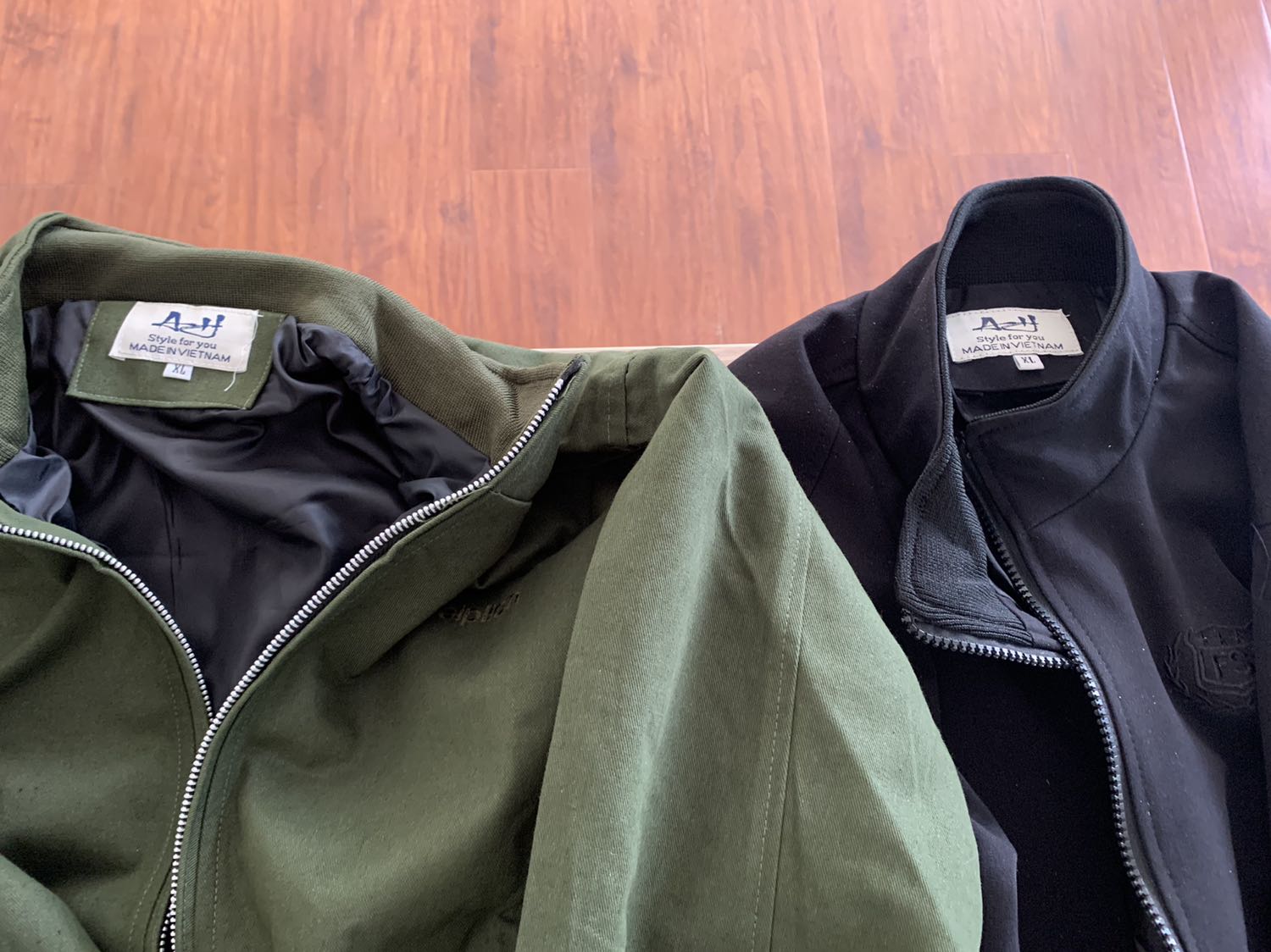 Mua hàng lần 2.
Lần 1 áo màu đen: Rất hài lòng
Lần 2 áo màu xanh: Khá được hài lòng.
- Sản phẩm ko giống ảnh
- 2 áo cùng loại nhưng chi tiết khác nhau (kiểu dáng, dây khoá, cổ tay, túi, 
- Sợi vải xanh thô hơn, vải đen mịn hơn.

Hàng chất lượng, phù hợp giá thành.
Lưu ý để các bạn có chọn màu xanh còn thấy hình thực tế, chứ lướt xem bình luận chưa thấy.