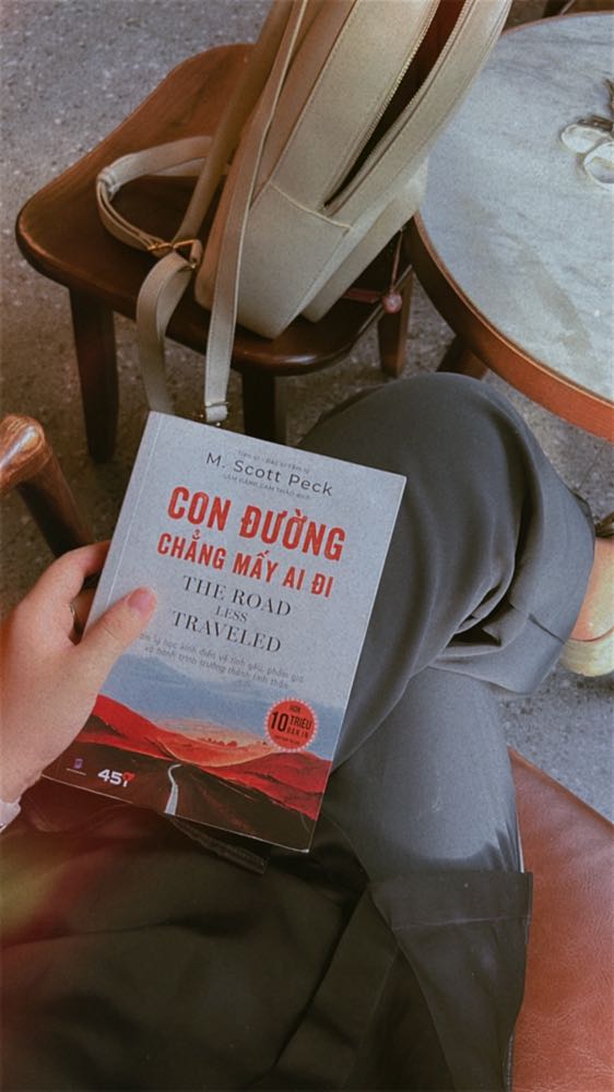 Mình đã đọc hết cuốn này rất hay luôn, xoay quanh các câu chuyện tâm lý của nhiều bệnh nhân được kể lại, *** câu chuyện đã cho mình góc nhìn khác nhau trong cuộc sống. 
Cuốn sách cũng phù hợp với ai trong tiến trình trưởng thành, phát triển bản thân mà cảm thấy cô đơn trên con đường này, bạn đừng lo ai trong chúng ta khi chọn đi con đường này cũng sẽ trải qua cảm giác đó. Mng nên thử đọc nhé!