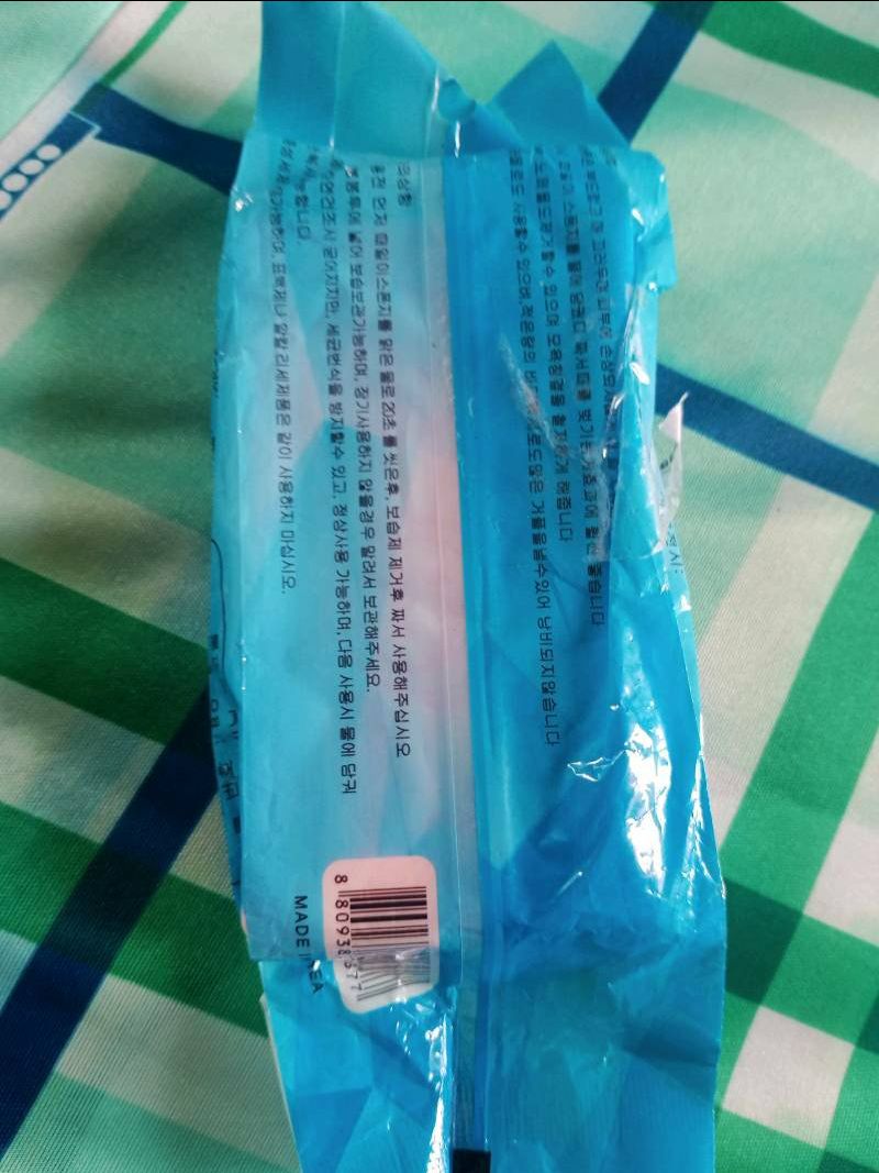 bông mút cực kì mềm nhé mng . mng làm da ẩm v bở ra rồi lấy mút này kì nhé ra nhiều ghét lắm đúng như review luôn . nên muaaaaa!!