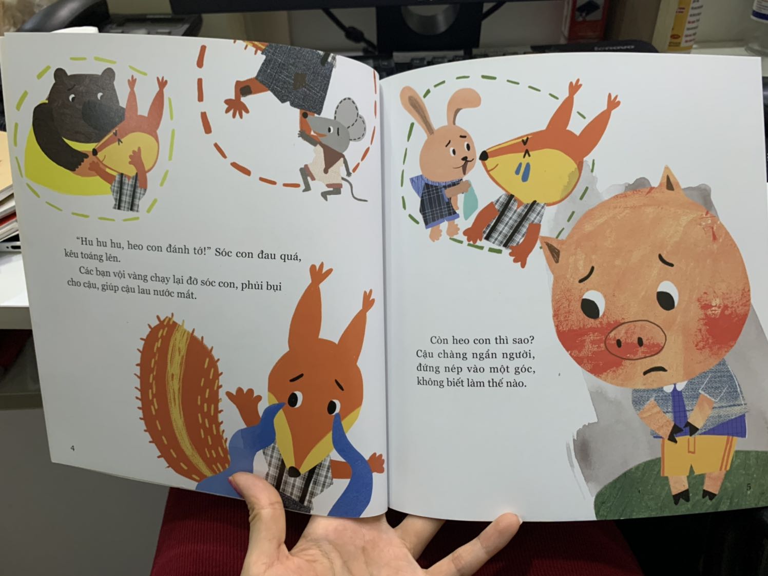 Câu chuyện đáng yêu về chú heo con bị các bạn hiểu nhầm. Nội dung gần gũi với các bạn nhỏ, nhẹ nhàng truyền tải những thông điệp ý nghĩa, nuôi dưỡng nhân cách và tâm hồn các con. Sách thơm tho và hình vẽ đáng yêu, màu rất bắt mắt.