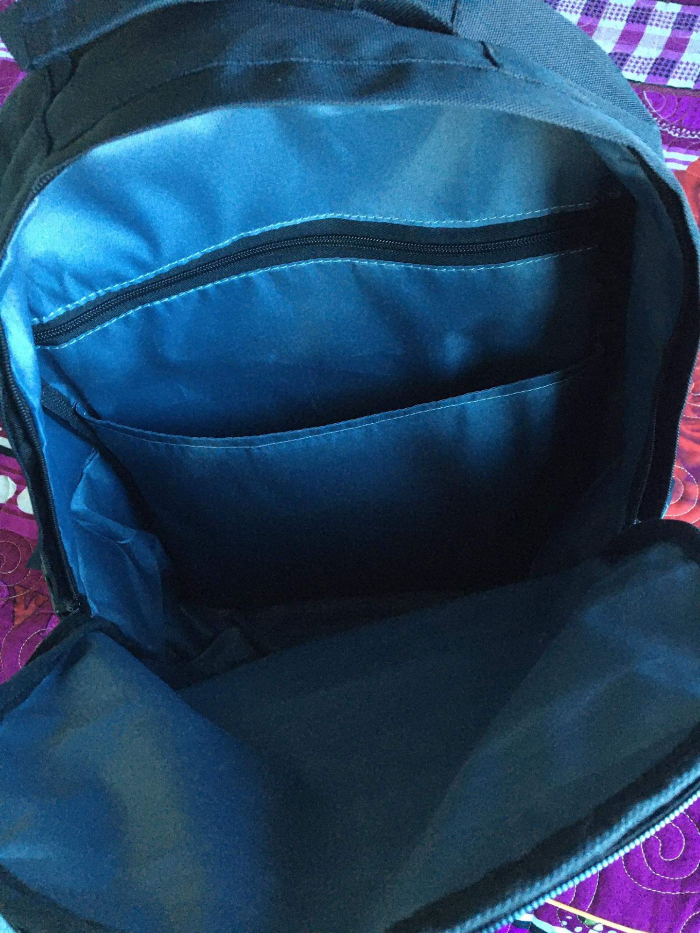 Cặp đẹp, đựng được nhiều sách vở. Mình thấy cặp khá bền và không bị may thừa chỉ. Giao hàng nhanh hơn dự kiến. Tiếp tục ủng hộ Tiki