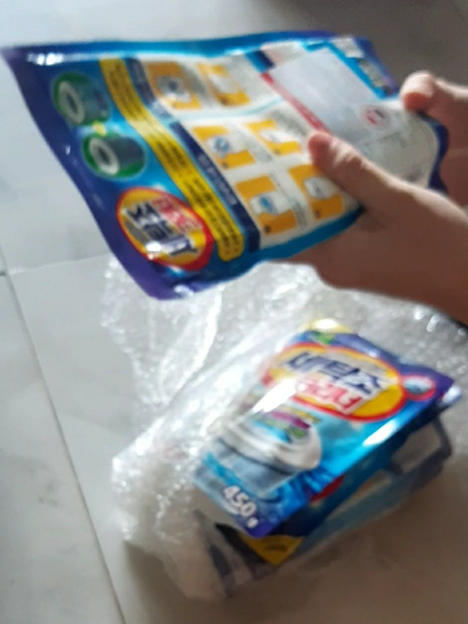 Đã dùng trước đây thấy ra nhiều cặn bẩn nên mua lần nữa, mình dùng máy giặt lồng ngang nên lúc dùng lần đầu cặn bẩn bung ra nhiều chưa trôi hết nên bị dính lên mặt cửa máy giặt, chịu khó lau chùi cửa với phần cao su xong xả lại là máy giặt sạch ko bị hôi nữa, siêng dùng thì cặn bẩn giảm hẳn