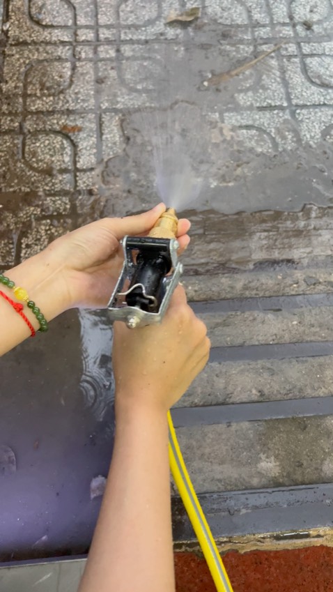 172k giản còn 133k dây 10m, về nhà xiết lại ốc mới dùng được đoạn dây, còn vòi thì vặn thật chặt mới tưới cây được chứ để dạng tia xịt thì chảy ngược rất bực mình, lực bóp rất mỏi tay, cứng khó xịt, đóng gói hàng rất sơ sài, 1 lớp giấy xi măng để dây bẹp gấp, không có hộp của tiki nhìn rất mất mỹ quan!