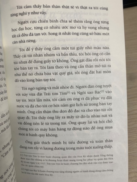 Shop đóng gói hàng kỹ. Tuy nhiên nội dung của 1 mục khiến mình khó chịu, chắc vì đụng tới lòng tự tôn dân tộc của t, sơ lược là ông này người Mỹ bị mù mắt vì khi xưa ông tham chiến chiến tranh Việt Nam, rồi thằng này cảm ơn ổng vì ổng đã phục vụ đất nước, rồi nào là anh hùng Tổ quốc. Anh hùng của Mỹ mà là kẻ thù của Việt Nam khi xưa. Lòng yêu nước của t k cho phép t đọc quyển này nữa mặc dù nội dung cũng tạm được trừ mục này.