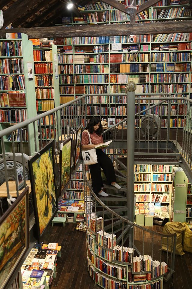 Lúc đầu thấy giá hơi cao so với các túi khác cùng loại, nhưng khi nhận hàng thì thấy rất hài lòng. Túi đẹp, hình in sắc nét, đường may chắc chắn. Có túi nhỏ có khóa kéo bên trong để cất chìa khóa, vé xe rất tiện.