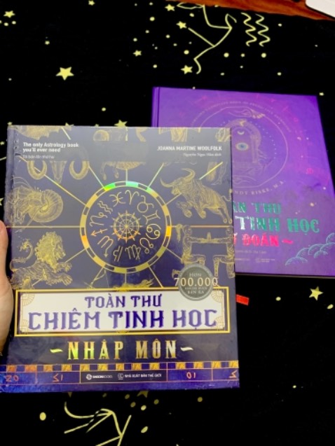 Sách này dành cho người am hiểu về chiêm tinh rồi, chứ như mình ko hiểu gì 😂😂 Để em nó ngâm cứu sau vậy
