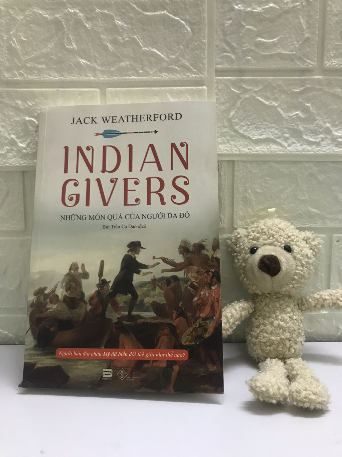 Sách giáo khá nhanh, bọc cũng có chèn xốp nhưng gáy sách bị bong rách nên mình đánh giá 4 sao