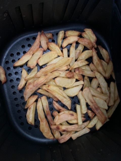 Nồi to, nhìn sang. Mới làm 3 món cá chiên, khoai Tây chiên, cánh gà chiên, cực kỳ hài lòng. Nên mua thêm chai xịt dầu lock and lock , khi nấu xịt ít dầu lên món ăn sẽ thơm ngon hơn. Có nồi này việc nấu nướng nhàn hơn nhiều, vẫn phải trở món ăn cho đều nhưng không bị bắn dầu, không phải cọ rửa nhiều khi nấu xong.