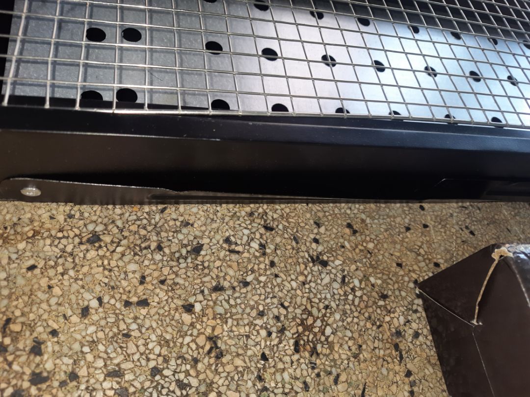 chân mỏng manh công vênh quá sop ơi! chẳng may đang nướng con mèo chạy qua va vào thì tôi (cố gắng khắc phục lại cái chân cho cứng chút để đảm bảo an toàn cho người sử dụng nhé)