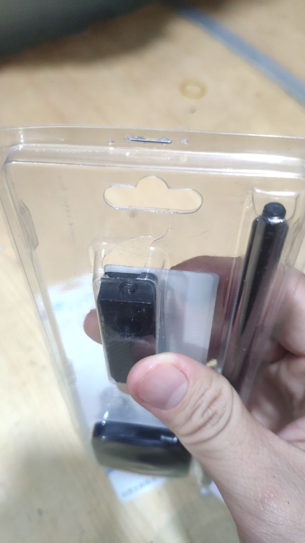 giao hàng thiếu 1 con ốc thì dùng kiểu gì, tron khi hộp sản phẩm bị thủng 1 lỗ từ trước, cái này là biết sp bị thiếu rồi mà vẫn gửi cho khách