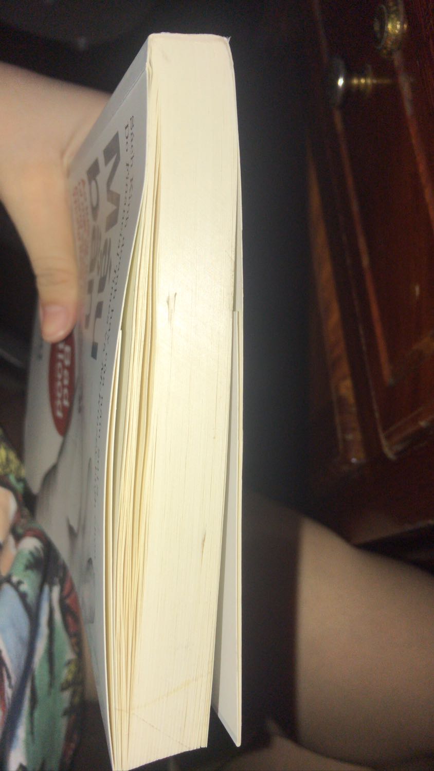 - Bìa sách mới nhận được thì cảm giác y như sách cũ, không chỉ bụi dính bề mặt không, mà mấy vết bám chặt như là để lâu ngày ở cửa sổ rồi bị bám bụi ấy ạ. Trong hình là sách khi đã dùng khen ướt lau và cầm đọc 2 tiếng ạ.
- Đế sách thì ngả vàng đậm, có mấy vết lấm lem đen nữa nhưng mình đã dùng khen ướt lau rồi.
- khoảng 40 trang đầu có lằn 1 đường dài như nếp gấp. 
- 40 trang đầu đọc khá cuốn.
- Shipper giao nhanh và thân thiện.
- Lần đầu trải nghiệm mua sách ở Tiki mà mình thất vọng hơn Sọp pi nữa huhu.
- Ở trang này mình có chụp một dòng mà có 2 chữ "với" sát nhau, không biết do mình chưa cập nhật kiến thức này hay là do in nhầm ạ, để mình tìm hiểu rồi lên chỉnh sửa sau. 
*Cảm quan không mấy hài lòng nhưng được cái giao hàng nhanh gỡ gạt!