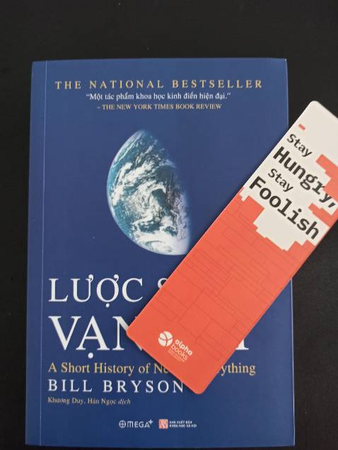 Sách mới nhưng chỉ bọc bằng foam xốp nên trong quá trình vận chuyển phần vỏ hộp đã bị va đập, dẫn đến cong góc sách, nhà bán nên bọc bìa các tông ở 4 góc sách để tránh hư hại trong quá trình vận chuyển, gây mất hảo cảm từ người mua hàng.
Xin cảm ơn!