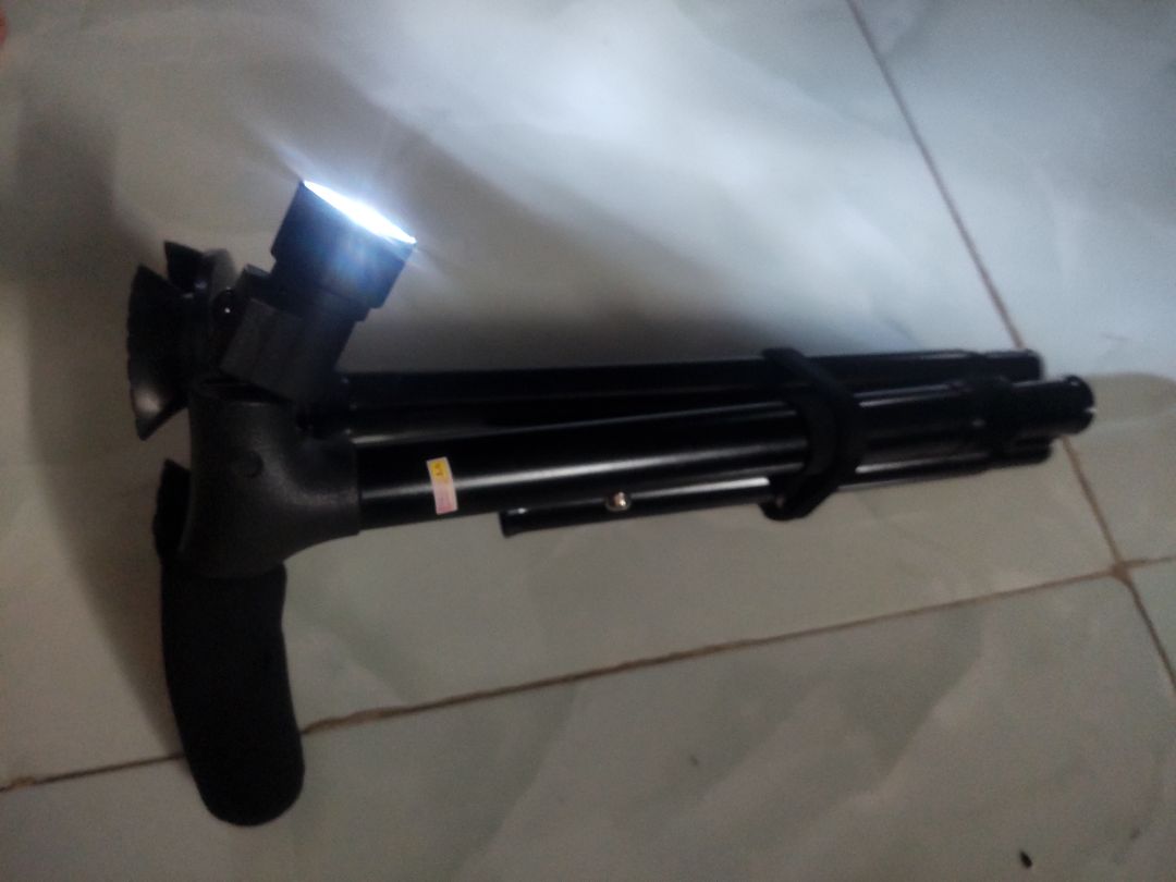 về mẫu mã thì giống như hình shop đăng luôn,đèn hoạt động bình thường mới về mn tháo miếng cách pin ra thì đèn mới sáng nhé, gậy nhìn chung chắc chắc
còn độ bền thì chưa biết vì mới mua, mong là sẽ bền và ổn do mình mua cho nội mình.