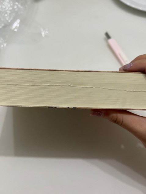 Phải nói là đóng gói hàng rất kỹ, hộp ko méo và sách đc bọc trong xốp rất ổn. Bìa sách và hình ảnh siêu đẹp, bóng loáng và in rõ nét. Về phần nội dung thì cuốn này đã đc quá nhiều ng review có khen chê cả, nhưng về mặt hình ảnh thì siêu đáng tiền mua Phải nói là đóng gói hàng rất kỹ, hộp ko méo và sách đc bọc trong xốp rất ổn. Bìa sách và hình ảnh siêu đẹp, bóng loáng và in rõ nét. Về phần nội dung thì cuốn này đã đc quá nhiều ng review có khen chê cả, nhưng về mặt hình ảnh thì siêu đáng tiền mua