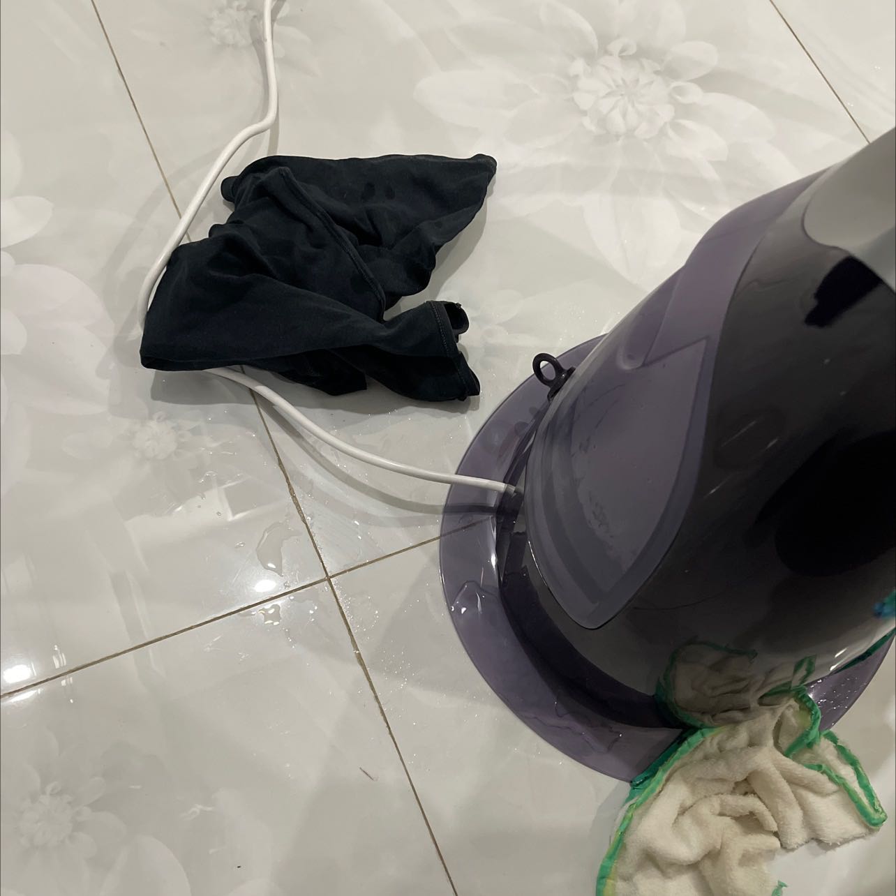 mình muốn đổi trả bàn ủi, nay mới rảnh lấy ra dùng thử thì khi ủi bị chảy nước