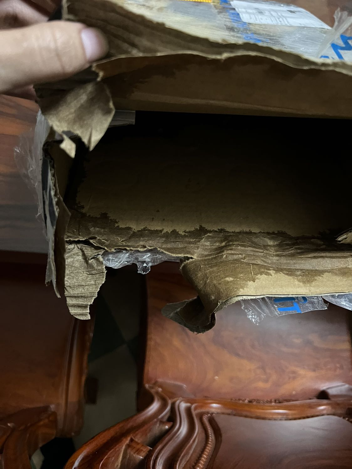 Chưa bao giờ mua hàng tiki mà thấy thất vọng như lần này. Không ở nhà khi nhân viên giao hàng tới. Khi về nhà thì ôi thôi, giao kiện nước mà ko thèm đóng gói gì hết mà chỉ bọc ni*** bên ngoài kiện nước. Hậu quả là kiện nước bị bục ra tơi tả. *** nước bục hết ra nên phải lôi tất cả ra xem *** nào còn uống được thì đem rửa. Mua tiki rẻ hơn bên ngoài 1 chút nhưng rước cả đống bực tức. Mà cũng chẳng rẻ hơn được vì kiện nước phải vứt bỏ đi gần chục *** nước. Kể từ giờ phút này mình không bao giờ đặt nước ngọt trên tiki nữa. Và cũng gửi lời khuyên chân thành tới tiki là nên dừng bán nước ngọt lại vì kiểu đóng gói *** và vô trách nhiệm của tiki khiến mình hay bất cứ khách hàng nào khác cũng sẽ chẳng còn niềm tin. Khuyên các bạn khác đừng nên mua nước ngọt trên tiki nữa vì kiểu làm ăn vô trách nhiệm này của tiki trading là minh chứng rất rõ ràng của sự vô trách nhiệm và coi thường khách hàng.