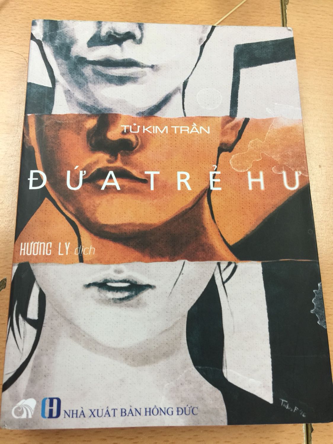 Bìa sách bị tróc chắc do quá trình vận chuyển tuy nhiên vẫn ok, nội dung rất hay khuyên mn nên mua ^^