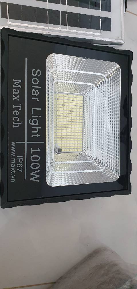 Bán hàng sai sự thật.
- Tấm pin năng lượng nhỏ hơn.
- Remote phản hồi chậm, không tăng giảm độ sáng được...
- Không có ộc vịt đính kiềm để lắp đặt.
Quá thất vọng