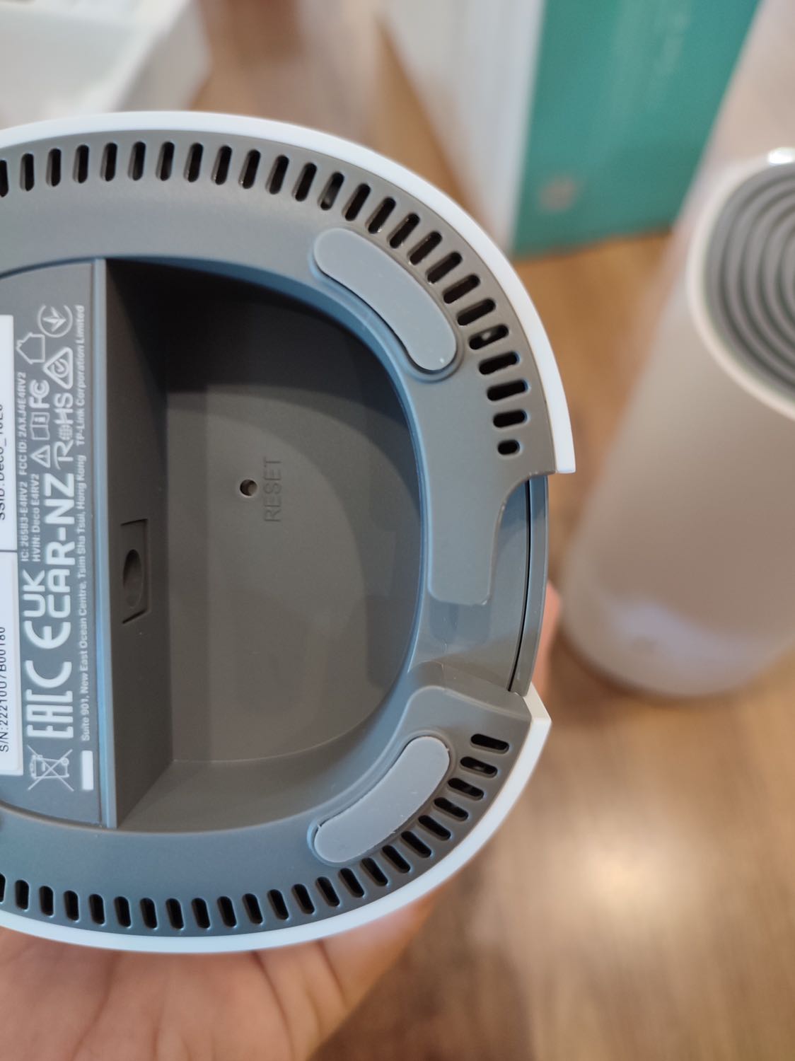 Sản phẩm giao nhanh, nhưng khui hộp ra thì không còn tem niêm phong của shop, nữa model 2 pack mình mua lần này có khác với 3 pack lần trước mua của tiki phân phối, cảm giác khác nhưng mong vẫn chính hãng và hoạt động ổn định như nhau tóm lại là chỉ vì cần thêm 2 pack nên mình mới chốt. Còn đâu cứ tiki trading mà mua cho lành nhé