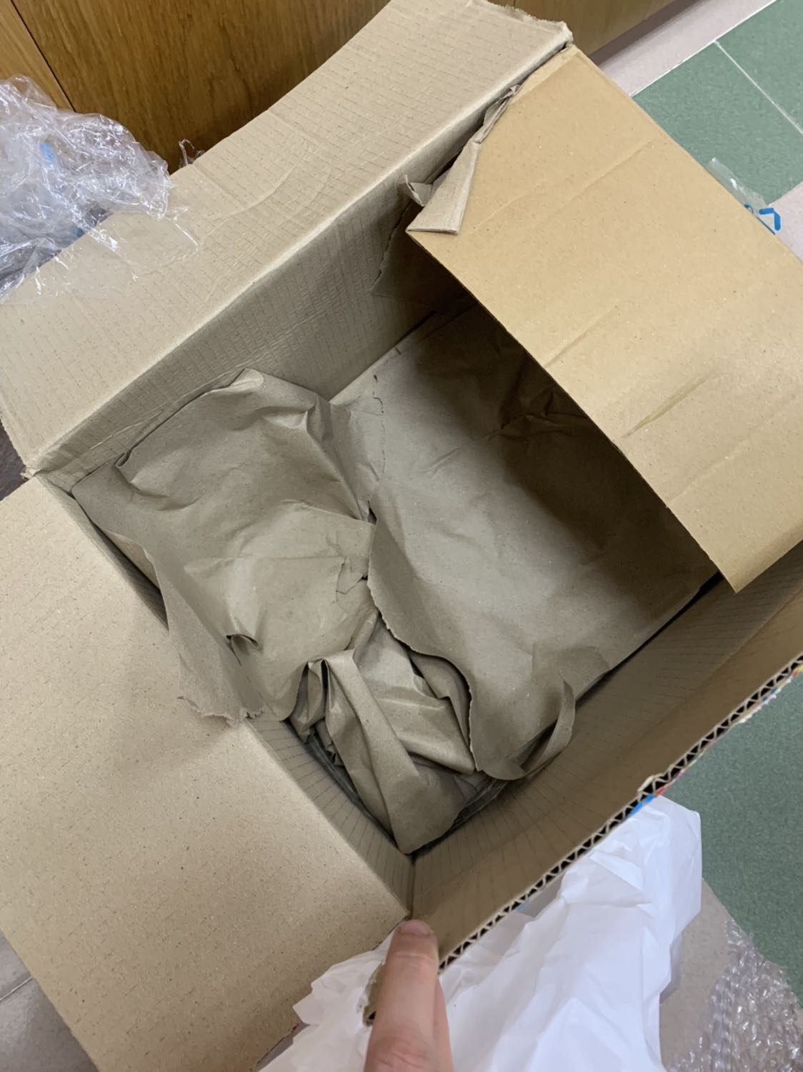 Tiki bọc hàng quá ẩu dù là hàng của Tikitrading, 4 hộp để chung sát nhau k có 1 miếng giấy hay gì đó ngăn cách ra, thấy nhiều phàn nàn về việc này nhưng vẫn k thấy thay đổi gì cả.