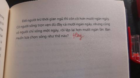 Đầu tiên phải kể đến đó là bìa sách, mình rất thích. Vì nó được thiết kế tối giản và màu xanh khiến cho bản thân mình cảm thấy rất êm dịu. Nội dung khỏi phải bàn cãi, siuuuuu bánh cuốn, mình ngồi đọc một lèo hết hợn 2/3 quyển sách luôn. Đồng thời các bạn cũng nên đọc thêm những tác phẩm khác của Vãn Tình để có cho mình những chiêm nghiệm sâu sắc. Chốt:💯