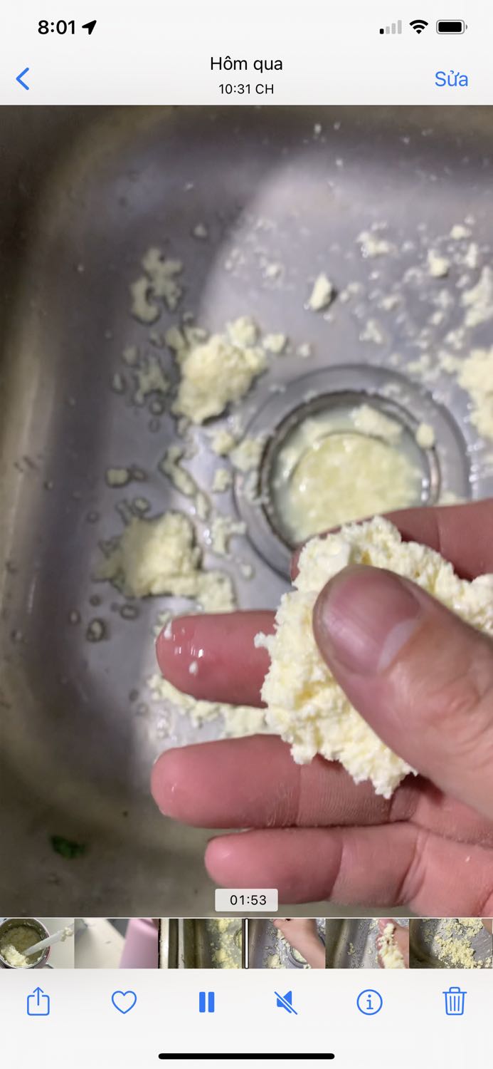 10/3/2022, tôi mua 1 thùng 6 bịch A2 ở shop này, mẹ bé đã uống hết 4 bịch, thường pha nước ấm/nước nguội rồi để lạnh thành sữa tươi rất ngon. Vừa rồi, muốn cho bé  lớp 1 mang đi học uống nên đã mua chiếc bình giữ nhiệt có ống hút này. Sáng hôm qua  tôi pha 8 muỗng sữa A2 với 500ml nước ấm khoảng 50o trong ly thuỷ tinh rồi đổ vào bình giữ nhiệt cho bé mang đi học. Đến trưa thì bé hút không lên nên tự mở nắp bình ra kiểm tra thì  thấy sữa đặc dệt nên không uống. Chiều tôi đón con về, con bảo “ Hôm nay con không uống sữa vì ba pha đặc quá hút không lên!”. Tôi lấy bình mở nắp kiểm tra thì  thấy sữa nở xốp như thế này. Tôi có người mùi thấy không còn mùi sữa nữa! Trước đó, tôi cũng đã pha sữa PediaSure theo cách này cho con đi học uống được vài ngày và không thấy bất thường gì. Xin lưu ý, chiếc bình này giữ nhiệt rất tốt. Shop có thể giải thích vì sao có hiện tượng sữa A2 lại bị như thế không? Có phải sữa bị hư hay gặp phải vấn đề gì? Hiện tại, tôi còn 1 bịch A2 nguyên và 1 bịch vừa khui ra! Mong chờ câu trả lời thắc mắc của shop! Hoàng Khang -***