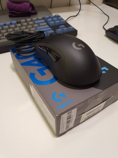 Một trong những con chuột chơi game tốt nhất và đáng tiền nhất hiện nay. Mình dùng chuột logitech hơn 5 năm nay, thay đổi từ 102, 502 và 403. 403 rất thích hợp hợp với các bạn có tay to và hay grip chuột mạnh khi chơi game, ko gây mỏi tay như các shape chuột nhỏ và ambi (103). 
Tiki giao hàng nhanh và đóng gói cẩn thận. Một trong những con chuột chơi game tốt nhất và đáng tiền nhất hiện nay. Mình dùng chuột logitech hơn 5 năm nay, thay đổi từ 102, 502 và 403. 403 rất thích hợp hợp với các bạn có tay to và hay grip chuột mạnh khi chơi game, ko gây mỏi tay như các shape chuột nhỏ và ambi (103). 
Tiki giao hàng nhanh và đóng gói cẩn thận.