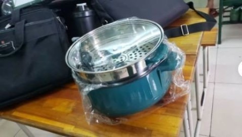 Cắm điện thấy làm nóng khá nhanh.
Cảm nhận nồi khá nhẹ, thân bằng nhựa sáng bóng
Với giá tiền dưới 200k thì như thế là được. Độ bền thì chưa biết được. 
Với mình như vậy là tạm được. Sợ lớp chống dính là sơn, ăn uống cảm giác không yên tâm lắm. Nhưng với giá tiền này thì không đòi hỏi thêm được. xửng hấp inox dùng hấp bánh bao khá tốt