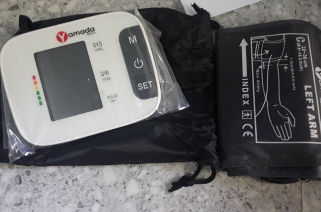 Máy nhỏ gọn nhẹ - chất lượng trong tầm giá thôi. Giọng nói báo kết quả sau mỗi lần đo nên hợp với người già - mỗi tội âm thanh nhỏ quá mà loa lại nằm ở bụng máy nên càng nhỏ hơn - nên ngừoi nào nghe kém thì không giá trị gì ->> rẻ có lý do của rẻ.