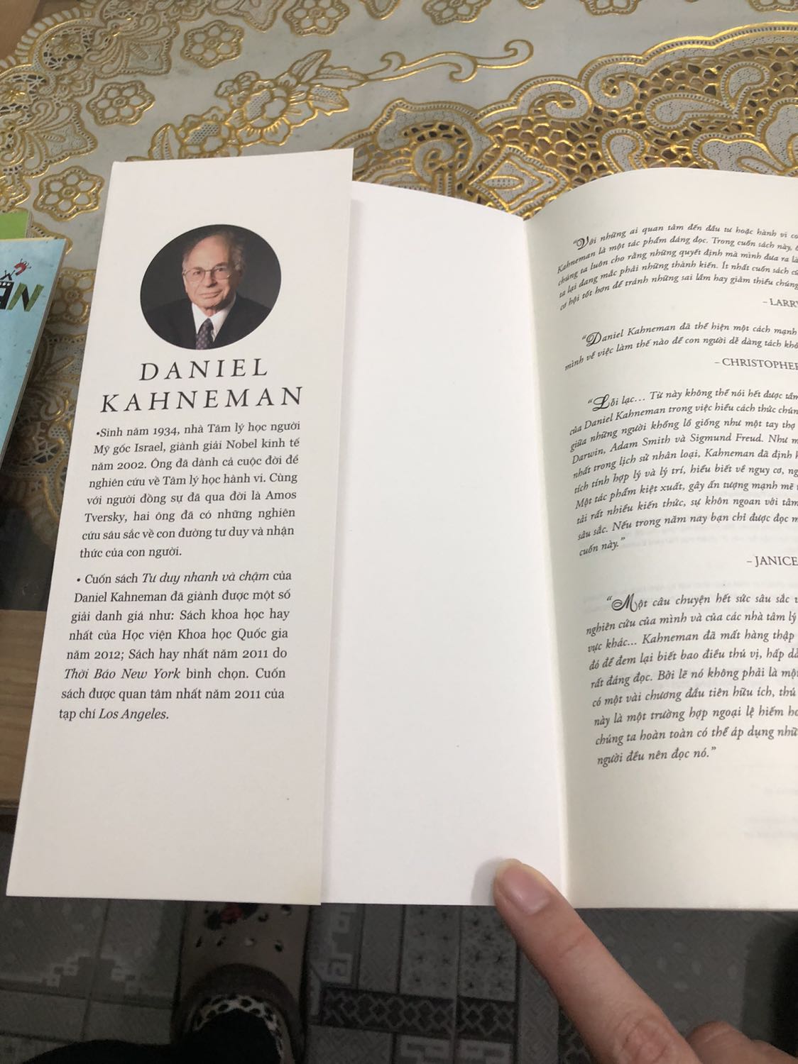 Sách rất đẹp, giấy thích, quyển to dễ đọc.