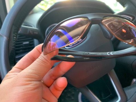 SP made in Taiwan, cảm nhận cứng cáp, chắc chắn; mắt kính đc thông báo là có chống trầy nhưng chưa thử. Đeo ôm mặt không chặt quá cũng không lỏng quá (đeo chạy 15km không rơi, lắc khó chịu). Sau 2 hôm chỉ thấy mực in trên gọng kính bị bong tróc.