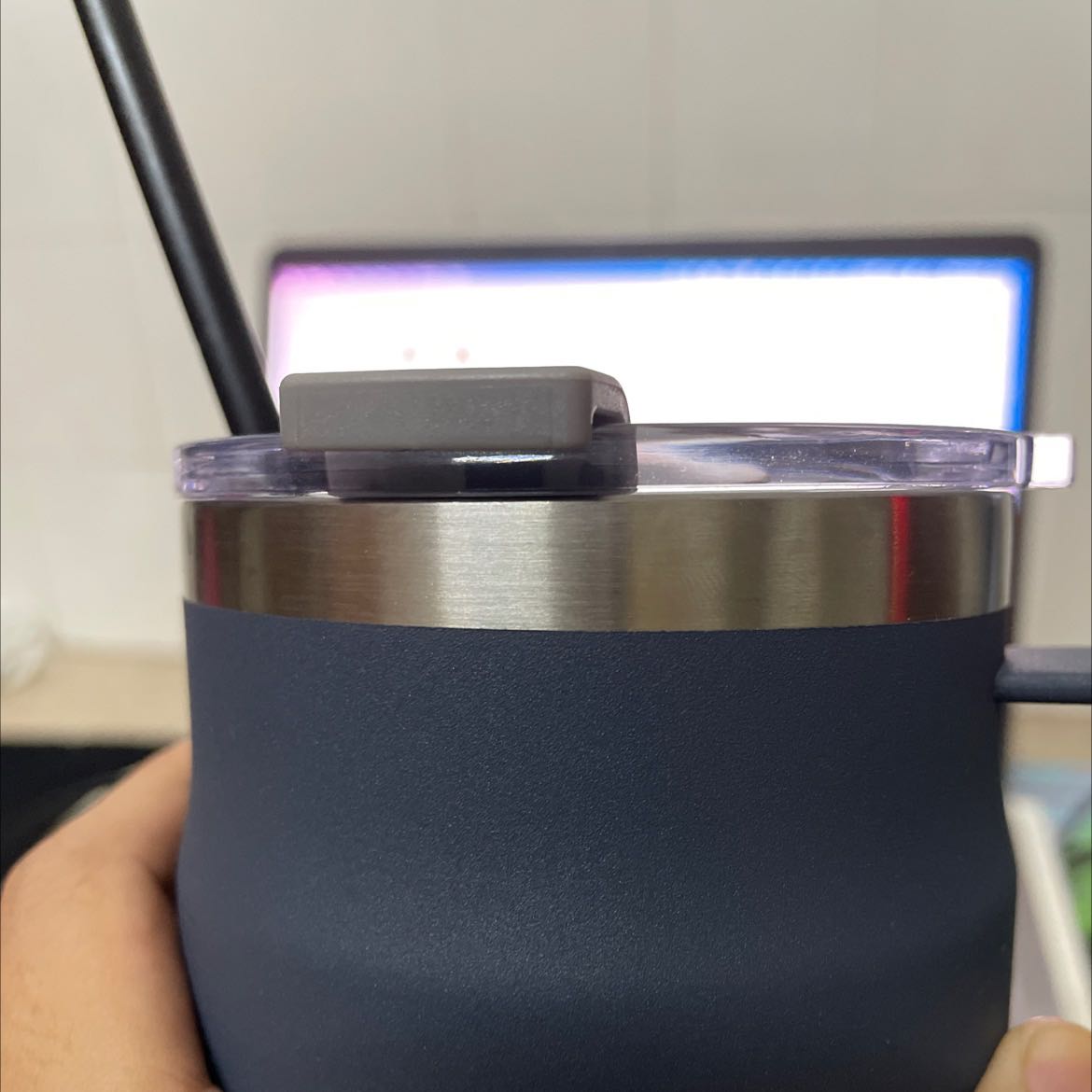 Chất lượng lock&lock thì khỏi bàn, giữ nhiệt khá tốt, qua đêm, nước đá vẫn còn, (chỉ chảy 1 tí). Tuy nhiên về hoàn thiện sản phẩm thì còn lỗi tí xíu. Ví dụ cái viền miệng khung thép ko đều. Bên dày bên mỏng như hình. Nhưng nhìn chung quá ok