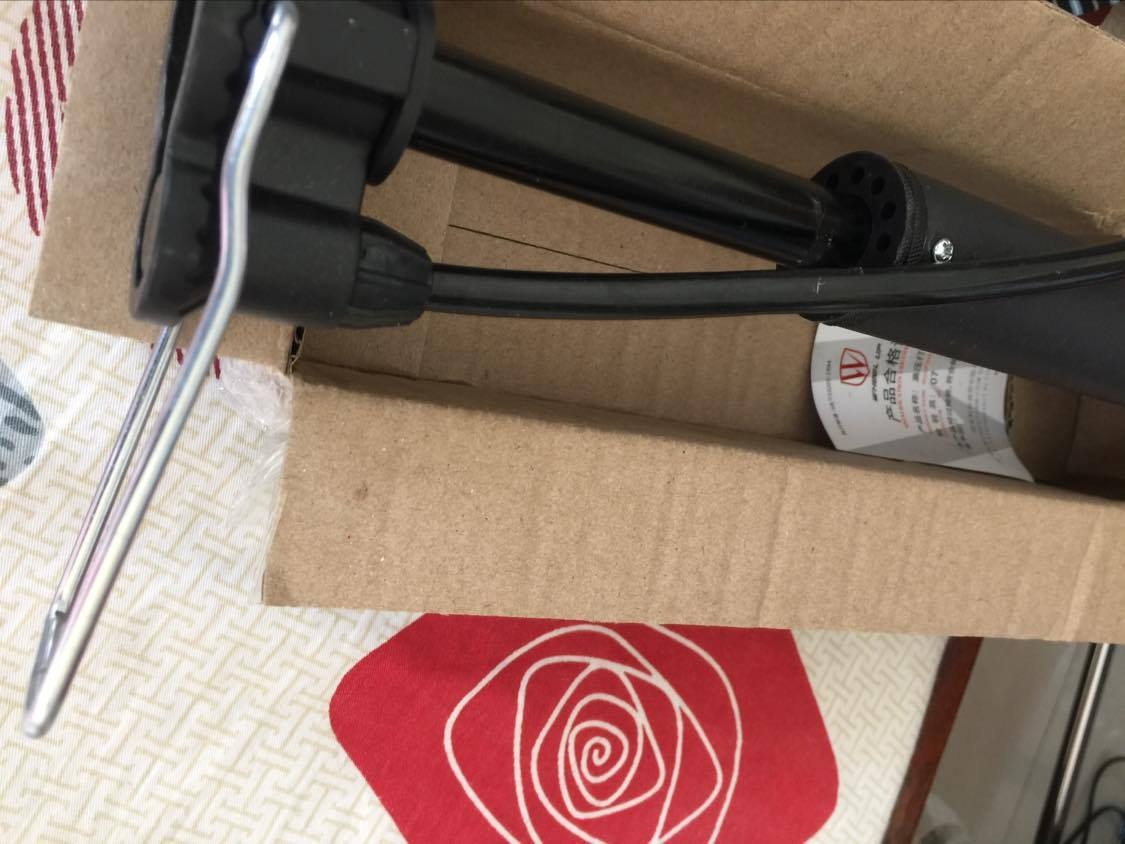 Hàng giao đúng hẹn, bao bì kỹ lưỡng, đúng như hình trên web. Bơm đẹp, nhỏ gọn, tiện cất hoặc mang đi. Có nhiều đầu vòi để phù hợp các loại van khi bơm...
Mới sử dụng nên chưa rõ tuổi thọ, độ bền chắc ra sao