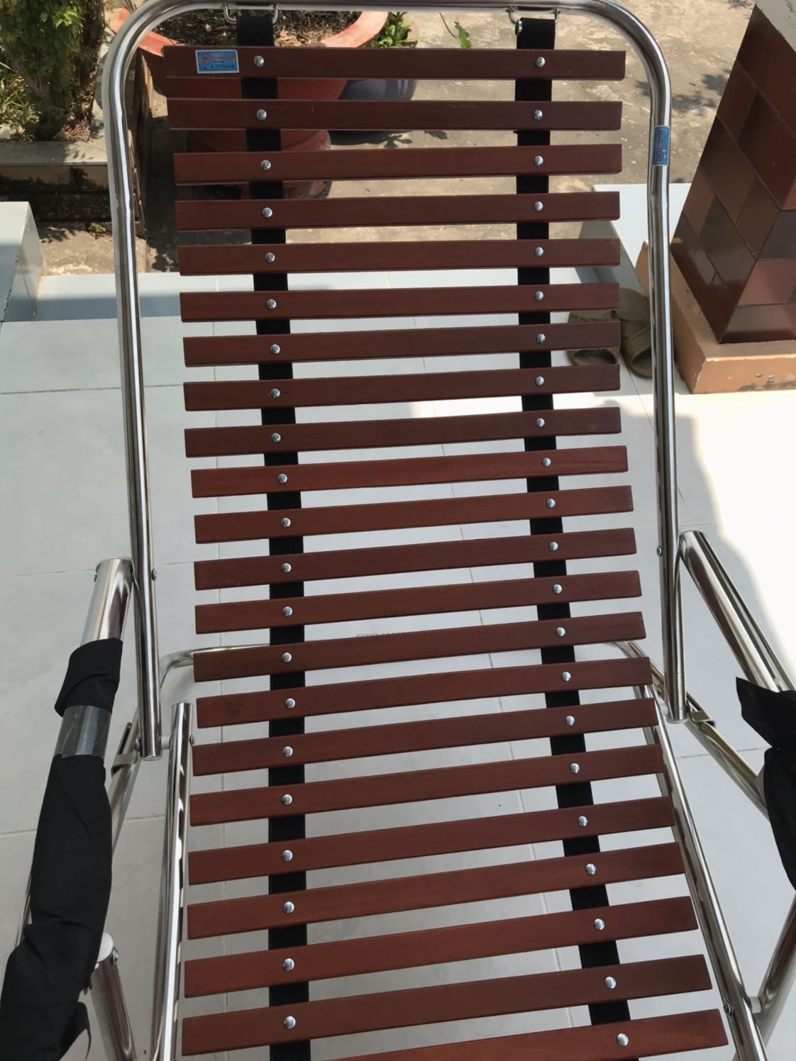 Sản phẩm chất lượng chấp nhận được, tuy nhiên thanh gỗ làm chưa đẹp bề mặt kg bóng nhẵn, còn vết khuyết, chưa thể so sánh đồng hành với sp của IKEA, ... như ttin trên bao bì. Không có giấy bảo hành sp.