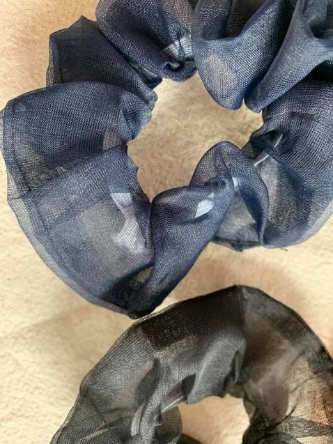 Hàng không giống so với hình ảnh, xấu và lỗi:
1. Chất liệu voan siêu cứng chứ không nhìn bồng bềnh nhẹ nhàng như hình ảnh
2. Sai màu (đặt 3 màu đen, 1 nâu be mà ra 1 đen, 2 xanh dương và 1 cam - màu sắc cũng khác hẳn so với hình ảnh shop sử dụng)
3. Đường may vụng - hình sử dụng là hình trên mạng, trong khi thực tế sản phẩm giống tự gia công
4. Voan đã mỏng, chun sử dụng cho voan đen hay xanh dương lại là màu trắng (trong ảnh là sử dụng chun ở trong cùng màu voan)