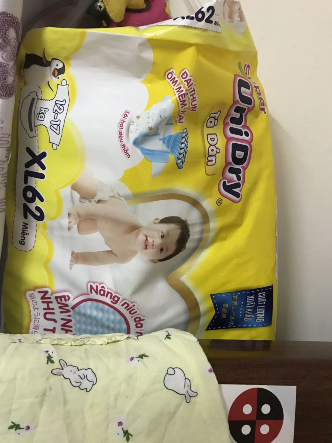 Giá thành rẻ. M mua áp mgg, tính ra 160k: bịch. Giao hàng nhanh như 1 cơn gió. Cơ mad tièn nào của ấy, giá rẻ nên k thể đòi hỏi chất lượng cao như tã xịn dc. Nhà nào k có kte thì dùng dc