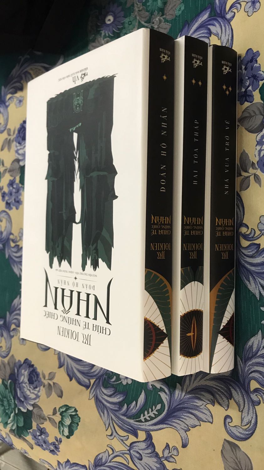 Top 2 của danh sách 25 cuốn sách đáng đọc nhất trong 125 qua do New York Times bình chọn. Tác phẩm đã được dựng thành phim, cả sách & phim đều thành công vang dội khắp 5 châu 4 biển.
Tiki giao siêu tốc, đặt lúc 16:45 thì 18:30 đã nhận được sách. Sách mới coong, 3 tập đều có màng co, đóng gói cẩn thận.