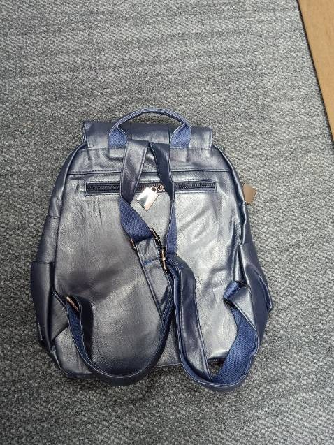 Da mềm, đẹp. Nhưng hình như màu không phải đen, cảm giác nghiêng về xanh chút. Nhiều ngăn,