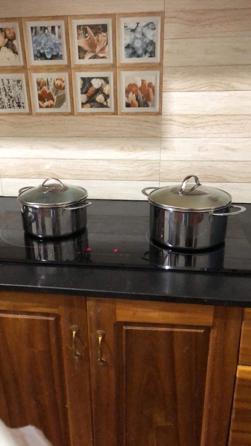 Nồi do Việt Nam sản xuất nhưng trông rất đẹp, chắc chắn, cầm nặng tay. Nồi dày giữ nhiệt khá tốt. Là nồi đáy liền nên ko phải lo lắng việc rò nước ở đáy. Quai hợp kim ít truyền nhiệt nên vẫn có thể cầm trực tiếp nếu ko nấu lâu. Dễ chùi rửa. 
Hài lòng với lựa chọn này