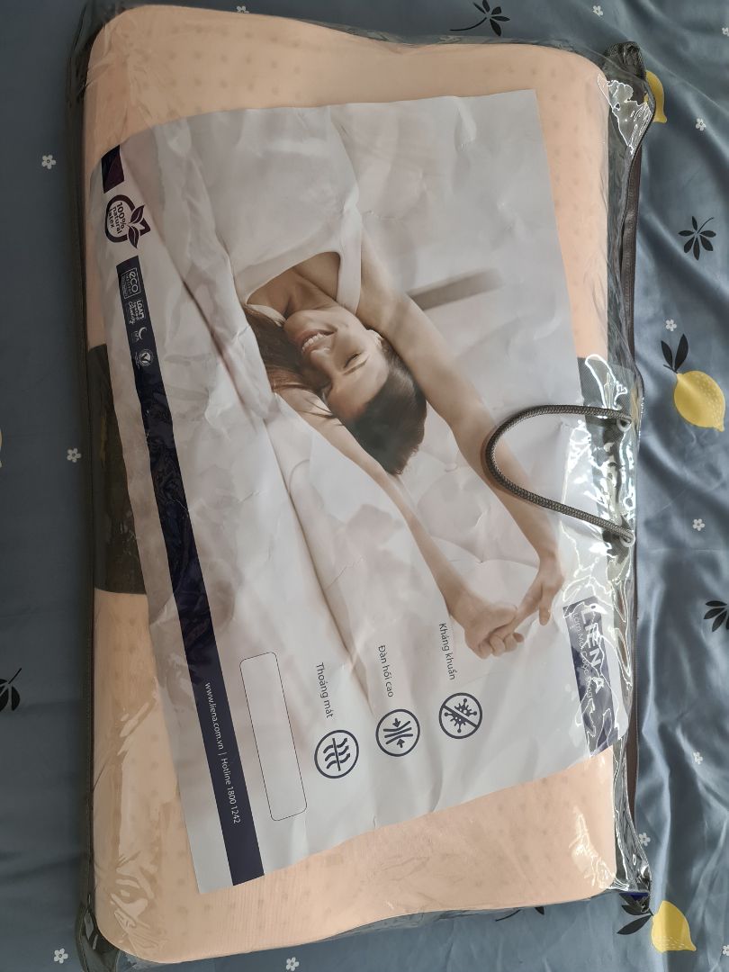 Giao hàng rất nhanh, đặt buổi sáng mà trưa đã có dù là Chủ nhật. Về chất lượng thì gối mềm, có đỡ đau vai gáy không thì phải xài 1 tgian mới biết. Mới mở bao thì có mùi cao su hơi nồng. Shop nên bán thêm bao gối thì tiện hơn vì lớp vải bọc rất mỏng, dễ bị dơ.