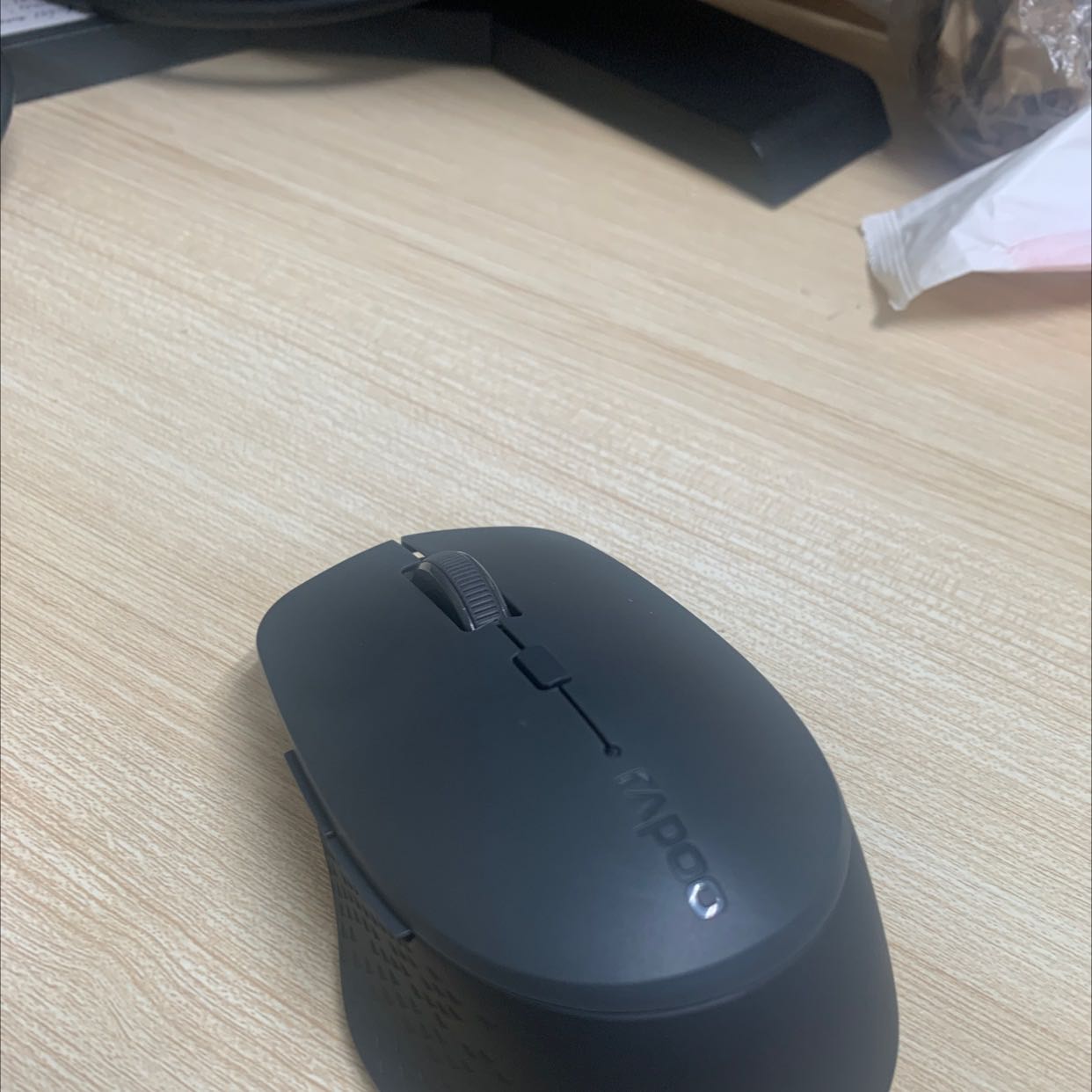 Chất liệu nhựa không ưng cho lắm. 
Sản phẩm tốt trong tầm giá