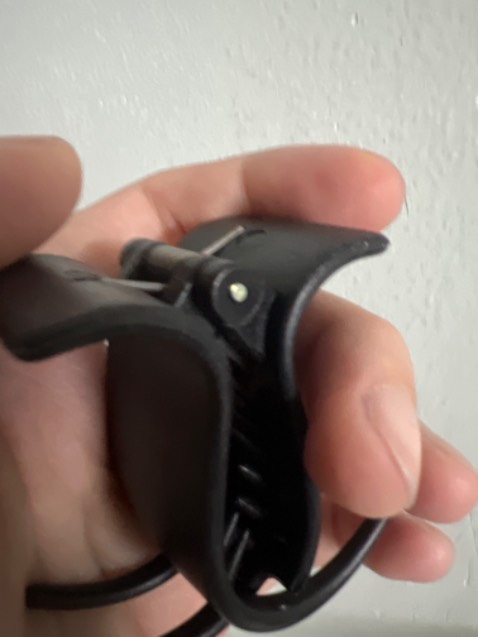 Loại kẹp này nhựa khá cứng cáp, xài oke, răng không dễ bị gãy như loại nhựa bóng. Có điều chấu dễ tuột, nhưng gắn lại cũng dễ dàng.