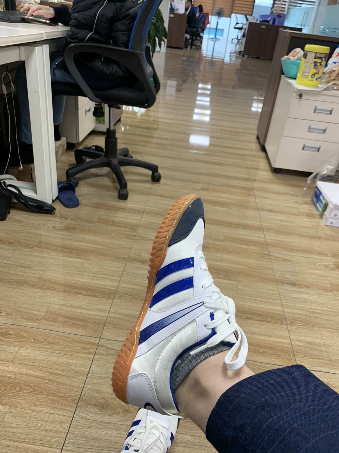 giày đẹp phết các ông ạ, lúc tôi đặt hàng Tiki báo đơn hàng lỗi, tôi đặt nhầm Size 37 mà ko hủy được, xong tôi nhắn qua Shop shop bảo a lấy size nào e gửi size đấy cho, thế là tôi lấy size 41, bình thường tôi đi giày toàn 42 mới vừa nhưng đôi này 41 đi thấy ôm chân, đi nhiều sẽ giãn ra là vừa.
đường chỉ may chắc chắn phết các ông ạ. 
Đánh giá 5 sao cho shop 😁