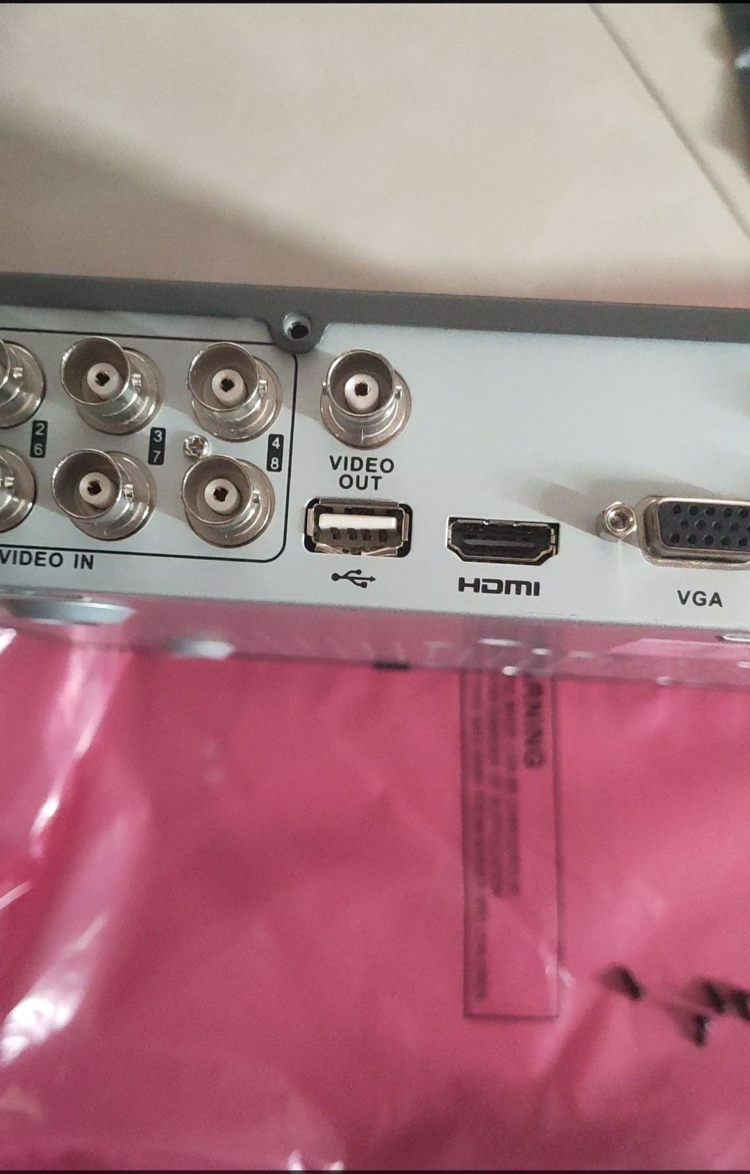 Box hơi cũ 1 chút 97% , đóng gói cũng đc, không dc ốp chống sốc, đồ điện tử nên đóng gói sản phẩm kĩ 1 chút nha shop, đầu dvr tình trạng ok, nhưng cổng usb thì bị toắt ra như như hình, cố nắn lại dùng cũng dc, đổi trả lại mắc công vì đang trong mùa dịch COVID.